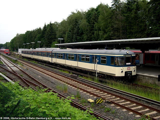 Der 470 128 steht in Poppenbüttel zum Einsteigen bereit.