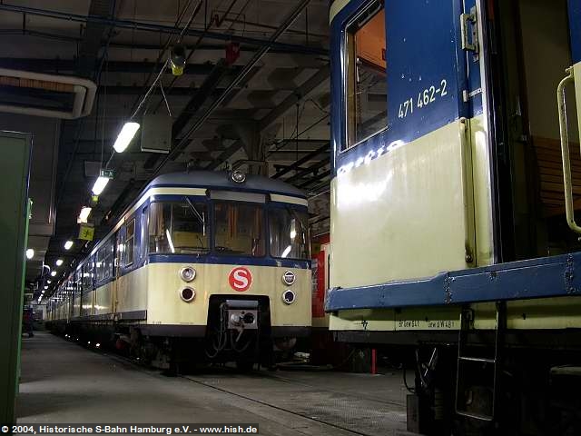 Im November 2004 befand sich der 470 128 im Werk Ohlsdorf, um dort wieder "fit" gemacht zu werden, damit wir auch 2005 und 2006 einen Zug für Sonderfahrten zur Verfügung haben. Am 8. Dezember 2004 steht der Zug hinter dem 471 462, der für seine letzte Fahrt aufgerüstet wird.