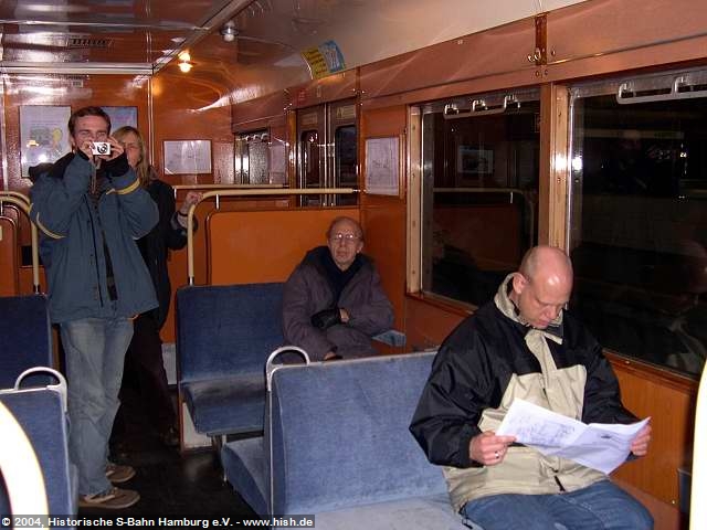  Zahlreiche Fahrgäste nutzten die letzte Fahrt des 471 062 für Abschiedsfotos oder zum lesen im der Sonder-Broschüre zum Zug.