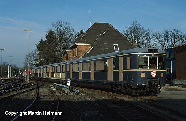 Am 12. Januar 2000 wurde der künftige Museumszug der S-Bahn, bestehend aus 471 182, 871 074 und 471 482 im Werk Ohlsdorf mit der werkseigenen Kleinlok 333 028 rangiert. Die Öffnungen der bereits herausgenommenen Türen und Fenster sind mit Sperrholzplatten verschlossen.