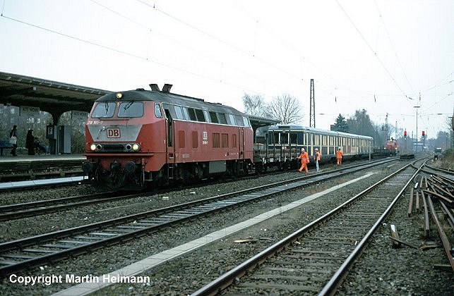 13. Januar 2000 im Güterbahnhof Barmbek: 218 185 hatte die ehrenvolle Aufgabe übernommen, den zukünftigen Museumszug nach Neumünster ins Ausbesserungswerk zu überführen. Wie es sich gehört, begann die Reise pünktlich nach Fahrplan um 11:21 Uhr und führt über die Güterumgehungsbahn, Lokstedt, Eidelstedt und Elmshorn.