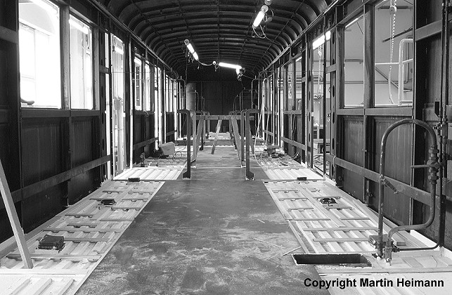 Nun kann auf den Trapezblechen der Holzfußboden verlegt werden. Im 471 182 ist der mittlere Bereich des Fußbodens bereits fertiggestellt.