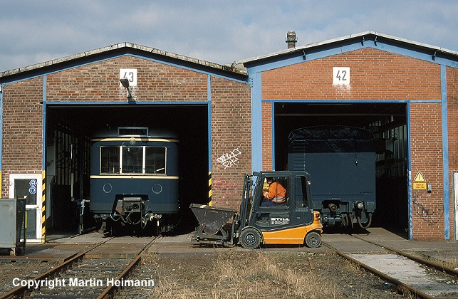 Alte Wagen schauen in neuem, strahlend blauen Lack aus den Werkstatthallen in Ohlsdorf. Das gab es seit 1974 nach Einführung des neuen DB-Anstriches ozeanblau/beige bei der S-Bahn nicht mehr.