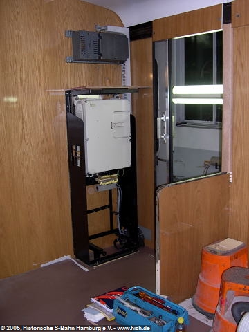 Der Einbau der PZB90 konnte Ende Oktober 2005 im ET171 082b abgeschlossen werden. Der Geräteschrank im Traglastenabteil wird noch mit Holz verkleidet.