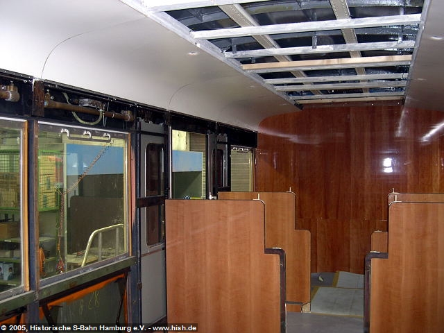 Im November 2005 begann auch der Innenausbau des EM171 082, wobei hier zunächst die Wagendecke eingezogen wird, damit die elektrischen Arbeiten am Zug fertiggestellt werden können.
