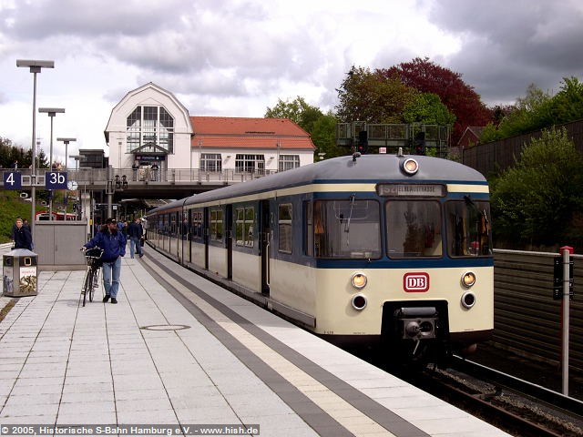 Hier hat sich die Szenerie radikal verändert: Bei seinem letzten Besuch war Aumühle noch ein verträumter Bahnhof am Rande Hamburgs, heute rauschen hinter den Lärmschutzwänden ICE und IC-Züge mit 200km/h durch.