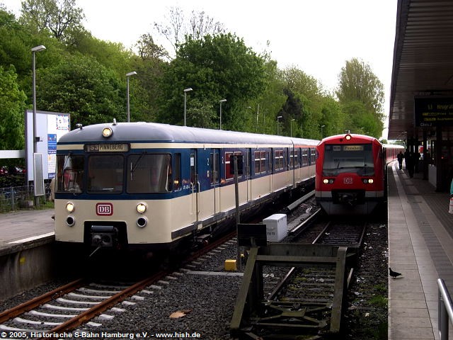 So konnte in Pinneberg auch S-Bahn anno 1993 vs. S-Bahn anno 2005 im Bild festgehalten werden. 470 128 trifft 474 055.