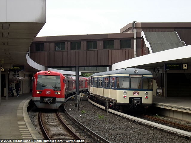 Während des Aufenthaltes im Bahnhof Berliner Tor kam es auch zur Begegnung von Gegenwart und Vergangenheit der Hamburger S-Bahn: Ein Zug der BR 474 neben unserem 470 428.